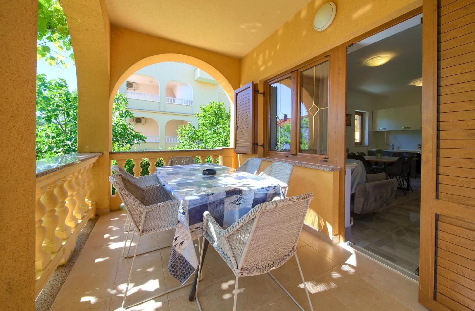 Apartment Bazina - Airconditioning, Parking, 500M From The Beach Krk Town Luaran gambar