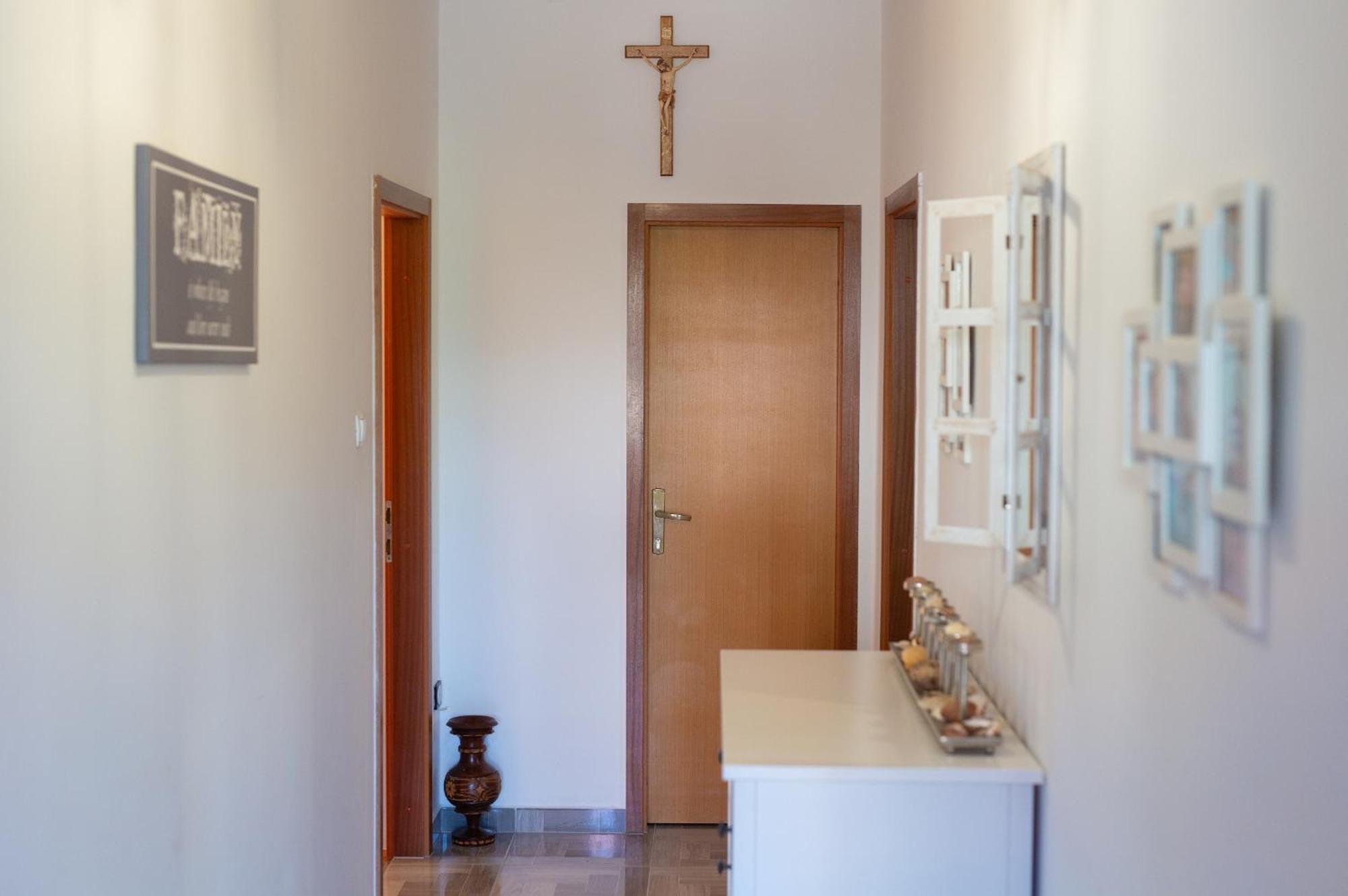 Apartment Bazina - Airconditioning, Parking, 500M From The Beach Krk Town Luaran gambar