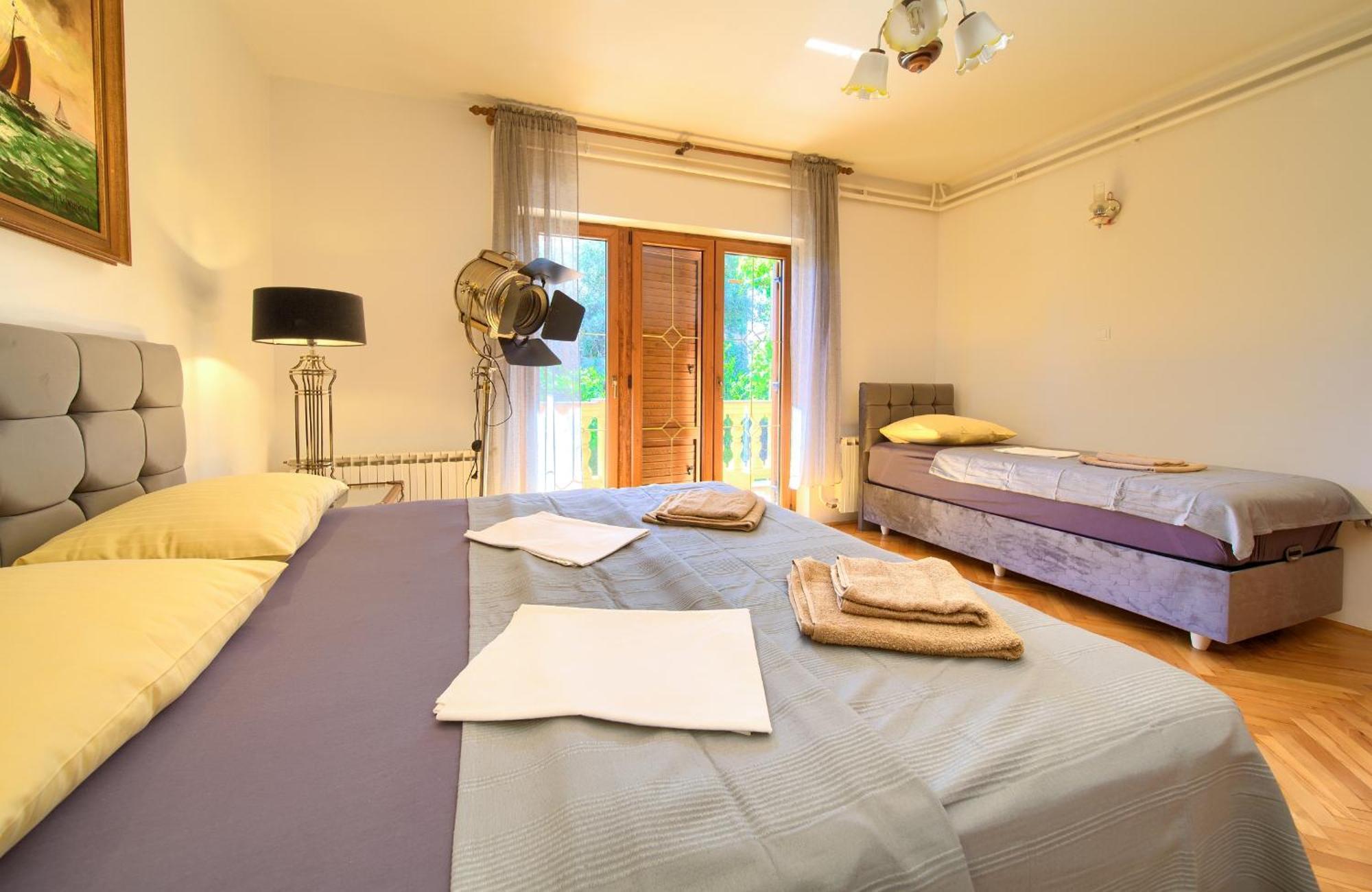 Apartment Bazina - Airconditioning, Parking, 500M From The Beach Krk Town Luaran gambar