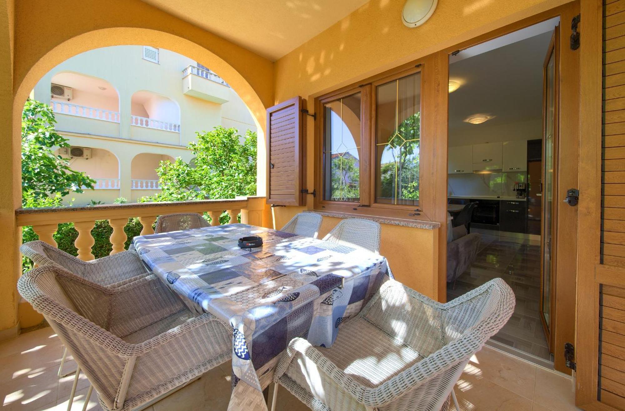Apartment Bazina - Airconditioning, Parking, 500M From The Beach Krk Town Luaran gambar